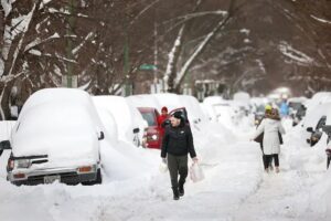 Tormenta de nieve complica la movilidad en el Medio Oeste de EEUU en Navidad