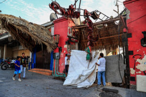 Trabajadores turísticos afectados por Otis en Acapulco buscan rescatar ganancias decembrinas