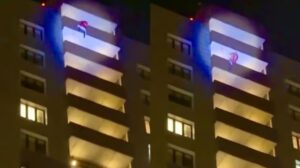 Tragedia en Rusia: Escalador disfrazado de Papá Noel, cayó desde el piso 24 de un edificio (Imágenes sensibles) - AlbertoNews