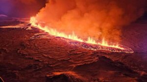 Tras semanas de alerta y evacuación, volcán islandés entra en erupción