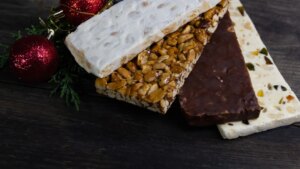 Turrón de chocolate y caramelo, una receta barata y muy sencilla para celebrar la Navidad