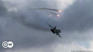 Ucrania derriba tres cazabombarderos rusos – DW – 23/12/2023
