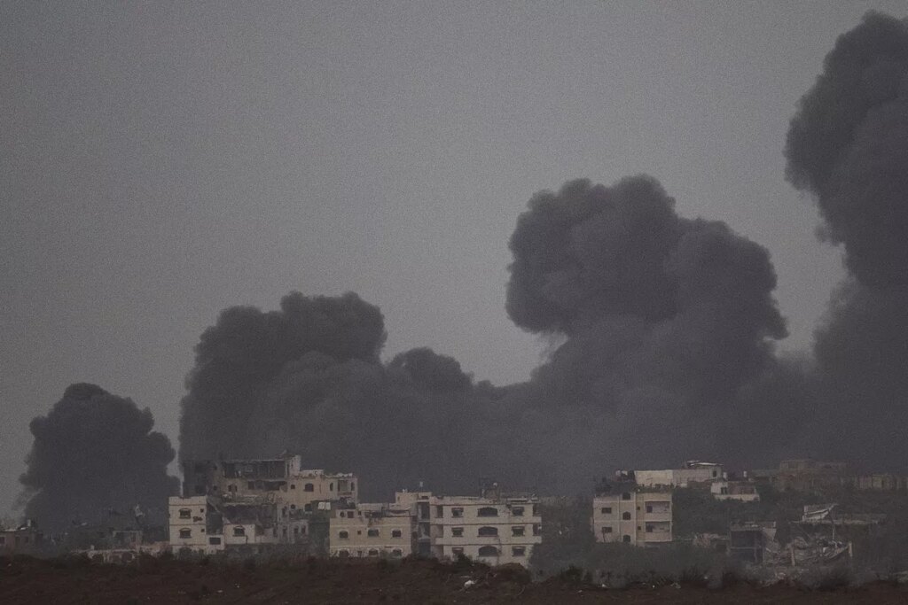 Un ataque israel mata a 76 miembros de una familia de Gaza mientras los combates crecen en el sur
