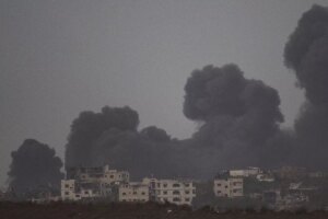 Un ataque israel mata a 76 miembros de una familia de Gaza mientras los combates crecen en el sur