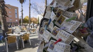 Un bar de Sevilla ofrece cerveza y tapa a cambio de décimos de lotería sin premio