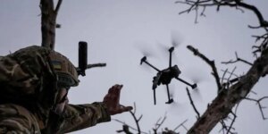 Un dron kamikaze ruso se estrella en Rumanía y deja un cráter de metro y medio