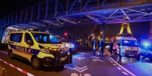Un islamista radical asesina a un turista alemán junto a la torre Eiffel y hiere a una mujer
