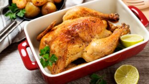 Una nutricionista revela si es aconsejable quitar la piel del pollo