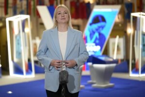 Una periodista crtica con Putin y la guerra en Ucrania inicia el camino hacia las elecciones presidenciales en Rusia