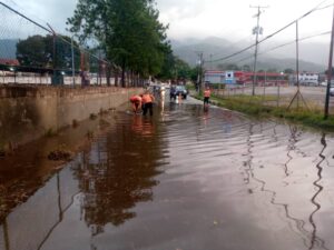 Vías anegadas tras fuertes precipitaciones en San Cristóbal