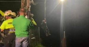 [Video] Ya son tres los rescatados del teleférico en Caldas; quedan dos personas en vilo