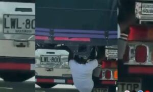 Video: arriesgando su vida, así atracan a los camiones en la vía Ciénaga - Barranquilla - Barranquilla - Colombia