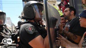 incidentes y detenidos tras protesta de la CGT – DW – 27/12/2023