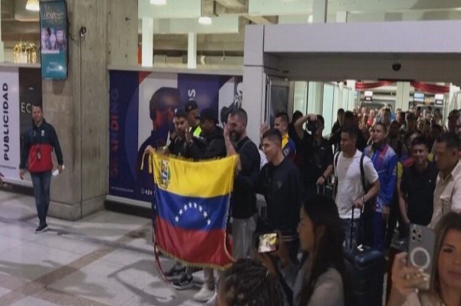 traspiés y apoyo en la llegada a Venezuela