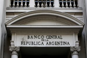 ¿Espiral inflacionaria? La baja de intereses a plazos fijos abre otra brecha de incertidumbre en Argentina |