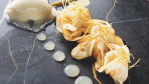 ¿Quieres sorprender a tus invitados estas Navidades? Cómo hacer raviolis de manzana con champiñones y queso de anacardos