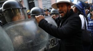 Manifestantes y policía se enfrentan en las afueras del Congreso de Guatemala
