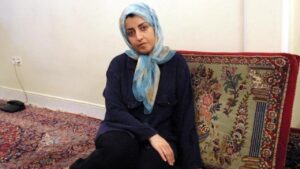 Tribunal iraní condena a la premio Nobel de la Paz Mohammadi a otros 15 meses de prisión