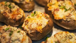Descubre esta sencilla receta de patatas rellenas de atún y queso en freidora de aire