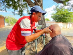 La peluquería callejera: Cualquier “tarantín” debajo de un árbol, es una barbería de “alto estilo” en Maracaibo