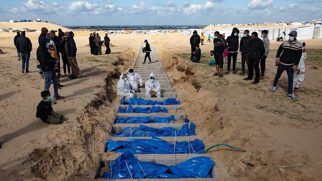 Trabajadores del Ministerio de Sanidad palestino preparan los cuerpos para un entierro masivo en el campo de Rafah, al sur de la Franja de Gaza.
