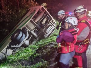 20 venezolanos heridos al caer bus por pendiente en Costa Rica