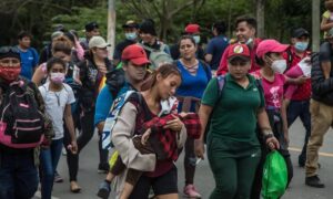 500 migrantes entre venezolanos y hondureños van en caravana rumbo a los EEUU