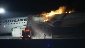 ACCIDENTE AVIONES JAPÓN | El abandono de las maletas, clave en el rescate 'milagro' del avión en llamas de Tokio