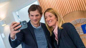 El actor Ashton Kutcher, impulsor de Thorn, se hace un 'selfie' con la presidenta del Parlamento Europeo, Roberta Metsola.