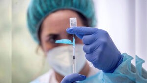 Academia de Medicina pide al Gobierno adquirir vacunas ante variante de covid-19