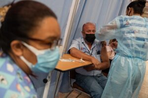 Academia de Medicina pidió al Ministerio de Salud obtener nuevas vacunas contra el covid disponibles en el mundo para enfrentar variante