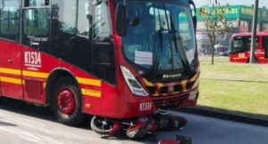 Accidente en Bogotá con motociclista que quedó debajo de bus de Transmilenio