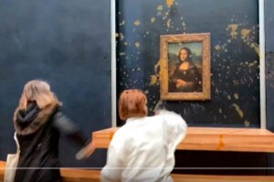 Activistas climáticas arrojan sopa naranja sobre la Mona Lisa en el Museo del Louvre (+Video)
