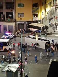 Adolescente muere en choque de autobuses y patrulla policial en Caracas