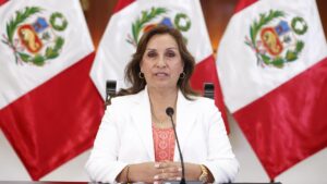 Agredida y zarandeada la presidenta de Perú durante una visita oficial