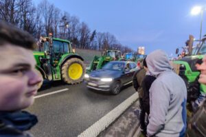 Agricultores franceses mantienen 25 puntos de bloqueo en toda Francia frente a los 113 del viernes