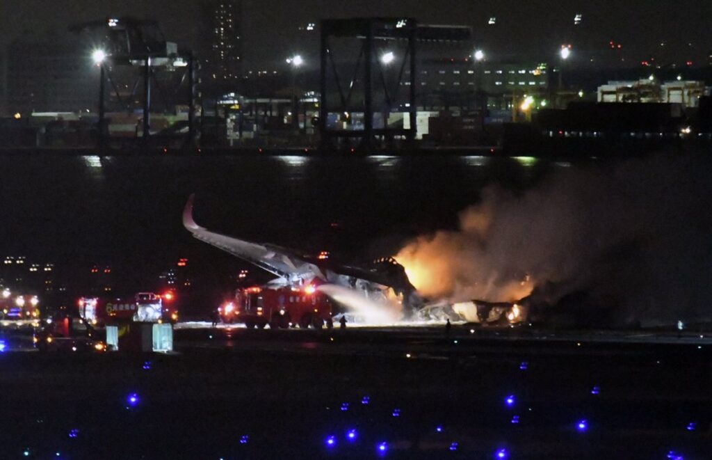 Al menos cinco muertos tras colisionar dos aviones en el aeropuerto de Tokio
