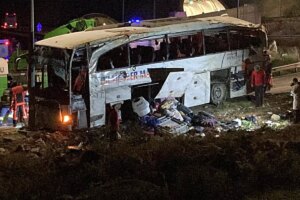 Al menos nueve muertos y 30 heridos tras volcar un autobús en el sur de Turquía