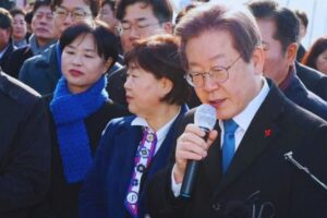 Apuñalaron en el cuello a un líder opositor surcoreano mientras conversaba con periodistas
