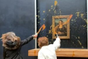 Arrojaron sopa al cuadro de la Mona Lisa en el Museo de Louvre de París (+Video)