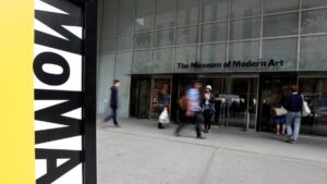 Artista de performance desnudo demanda a MoMA por agresión sexual