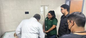 Atienden en el Centro de Atención Veterinaria de Maracaibo el caso de Coqui, una mascota herida por disparo en La Rinconada