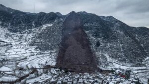 Aumenta a 11 el número de muertos por un corrimiento de tierra que dejó 47 sepultados en China