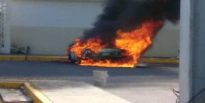 Automóvil se incendió en el estacionamiento de la Universidad del Zulia