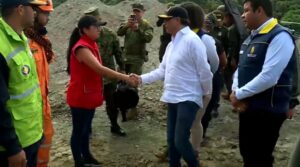 Autoridades colombianas continúan con la búsqueda de cuerpos tras el deslave en una carretera de Medellín