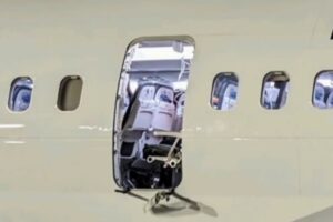 Avión tuvo que aterrizar de emergencia luego que se desprendiera una ventana en pleno vuelo (+Video)