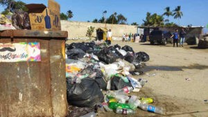 Bañistas se quejan porque hay mucha basura en playa Sheraton