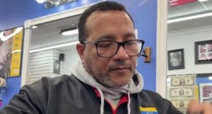 Barbero da cortes gratis a inmigrantes venezolanos que llegan a Estados Unidos