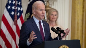 Biden demandó a Texas por ley que permite detener a migrantes