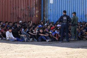 Cae la llegada de migrantes a EE.UU. después de que México aumentara detenciones